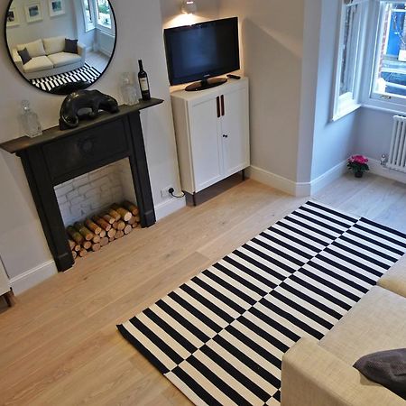 Sparkling Apartment In Kensington Olympia London Eksteriør billede
